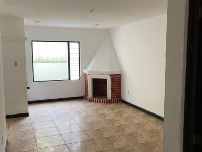 Casa en Venta, en Zona 16, de Cuatro Dormitorios